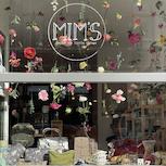 Vitrine Mim's avec fleurs séchées suspendues en décoration printanière